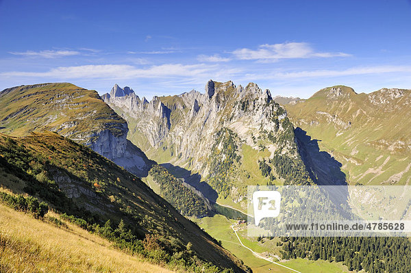 Blick vom Furgglenfirst hinab zur Fälenalp in den Appenzeller Alpen  Kanton Appenzell-Innerrhoden  Schweiz  Europa