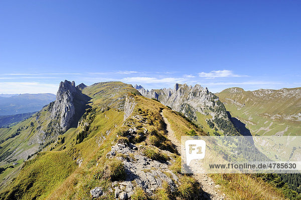 Der geologische Höhenwanderweg auf dem Furgglenfirst vom Stauberen zur Saxer Lücke in den Appenzeller Alpen  Kanton Appenzell-Innerrhoden  Schweiz  Europa