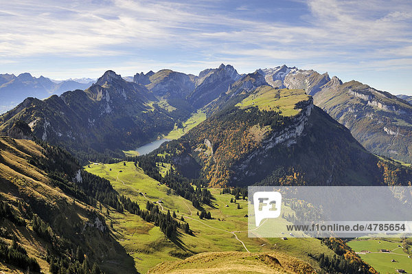 Blick vom Kamor hinab zum Alp Soll  dahinter der Sämtisersee zwischen den Appenzeller Alpen  Kanton Appenzell-Innerrhoden  Schweiz  Europa