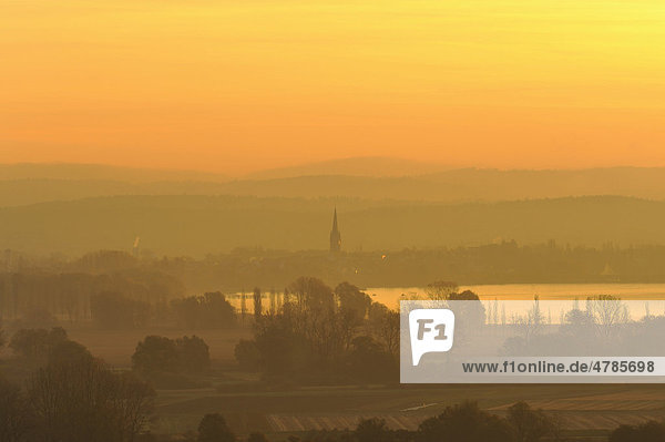 Morgenstimmung über dem Radolfzeller Aachried  am Horizont der Bodensee  Landkreis Konstanz  Baden-Württemberg  Deutschland  Europa