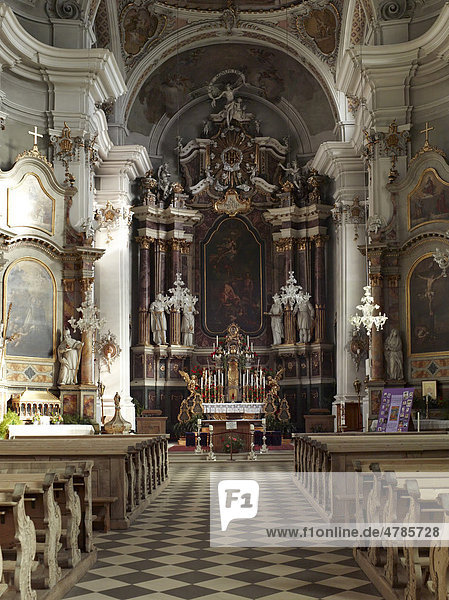 Das Innere der barocken Pfarrkirche zum Hl. Johannes dem Täufer in Toblach  Pustertal  Südtirol  Italien  Europa