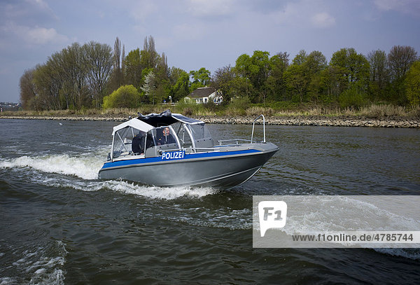 Wasserschutzpolizei in einem kleinen Schnellboot auf dem Rhein  Hessen  Deutschland  Europa