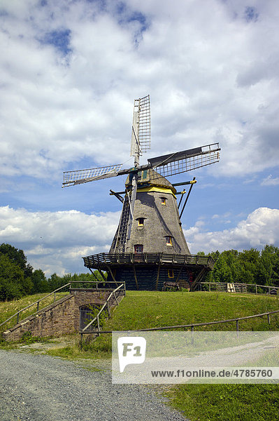 Rekonstruierte Windmühle im Freilichtmuseum Hessenpark  Hessen  Deutschland  Europa