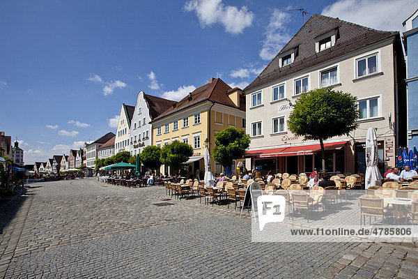 Marktplatz  hinten das Untere Tor  Günzburg  Donauried  Schwaben  Bayern  Deutschland  Europa