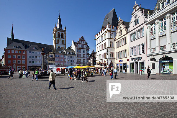 Der Hauptmarkt mit der Steipe  Ratskeller  hinten die Marktkirche St. Gangolf  Trier  Rheinland-Pfalz  Deutschland  Europa