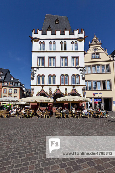 Der Hauptmarkt mit der Steipe  Ratskeller  Trier  Rheinland-Pfalz  Deutschland  Europa