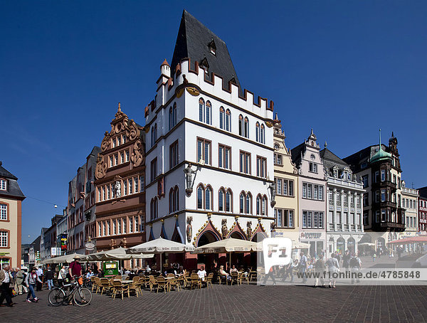 Der Hauptmarkt mit Steipe und Rotes Haus  Ratskeller  Trier  Rheinland-Pfalz  Deutschland  Europa