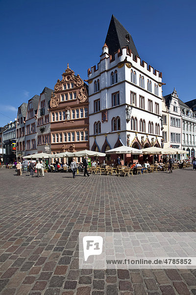 Der Hauptmarkt mit Steipe und Rotes Haus  Ratskeller  Trier  Rheinland-Pfalz  Deutschland  Europa