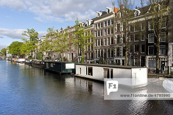 Blick auf Hausboote und alte Grachten- und Handelshäuser  Prinsengracht  Amsterdam  Holland  Niederlande  Europa