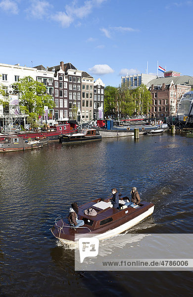 Blick auf Hausboote  hinten alte Grachten- und Handelshäuser  Theater Carree  Herrengracht  Amstel  Amsterdam  Holland  Niederlande  Europa