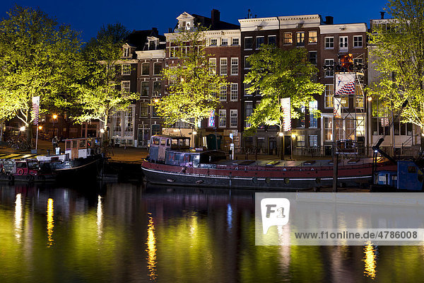 Blick auf alte Grachten- und Handelshäuser mit Hausbooten  Herengracht  Amstel  Amsterdam  Holland  Niederlande  Europa