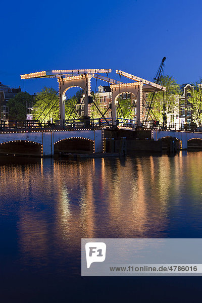 Blick auf die Magere Brug  Zugbrücke  Herengracht  Amstel  Amsterdam  Holland  Niederlande  Europa