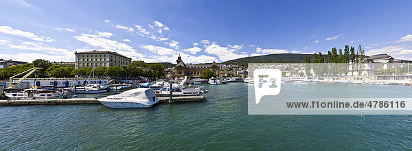 Blick auf den Hafen  Neuch‚tel  Neuenburg  Lac de Neuch‚tel oder Neuenburgersee  Schweiz  Europa