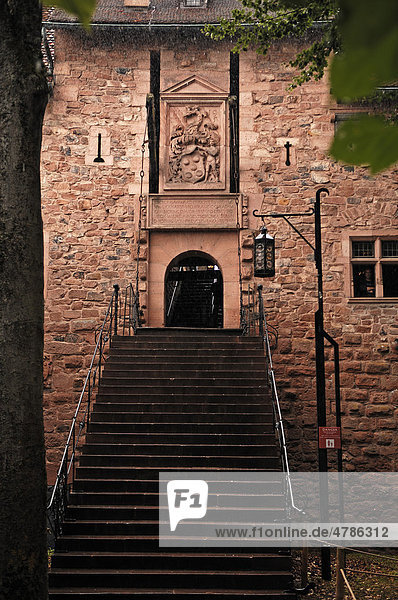 Treppenaufgang mit dem Eingang zur Westbastion vom Burggarten bei Regen  Hochkönigsburg  1901-1905 restauriert  Elsass  Frankreich  Europa