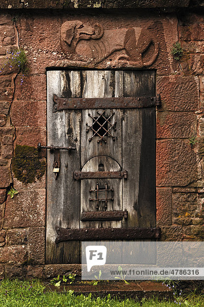 Vorratskammer mit dem Relief eines Hundes über der Tür vor dem Burgtor  Hochkönigsburg  1901-1905 restauriert  Elsass  Frankreich  Europa