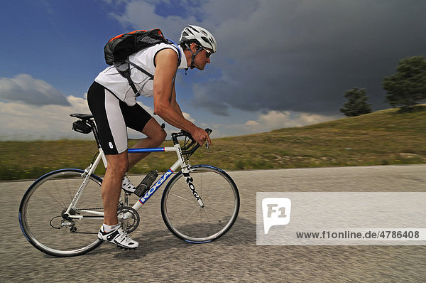 Cyclist on Campo Imperatore  a mountain grassland or alpine meadow  Gran Sasso National Park  Abruzzo  Italy  Europe
