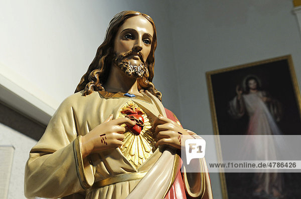 Herz Jesu Figur in der Kirche San Nicolo Vescovo  Castelli  Abruzzen  Italien  Europa
