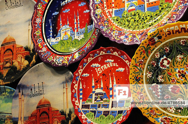 Bemalte Keramik-Teller  Großer Bazar  Istanbul  Türkei  Vorderasien