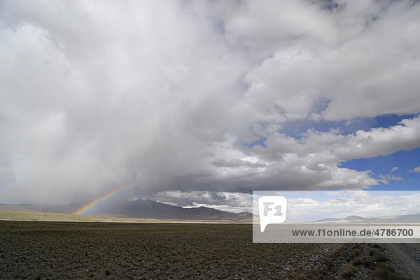 Regenbogen über der Hochebene Changtang bei den Lungkarbergen  Westtibet  Provinz Ngari  Tibet  China  Asien