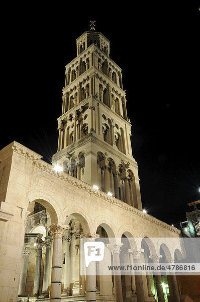 Altstadt  Nachtaufnahme  Turm der Kathedrale Sveti Duje  Peristyl  Diokletianspalast  Split  Republik Kroatien  Europa