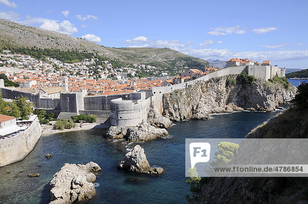 Blick auf die Altstadt und Festungsmauer  Dubrovnik  Republik Kroatien  Europa