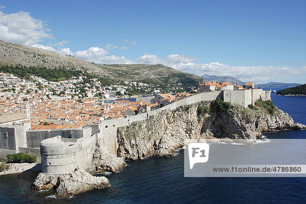 Blick auf die Altstadt und Festungsmauer  Festung Lovrijenac  Dubrovnik  Republik Kroatien  Europa