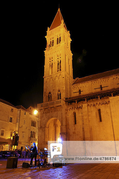 Nachtaufnahme  Musiker  Turm  Kathedrale Sveti Lovro  Trg Ivan Pavla II  Altstadt  Trogir  Republik Kroatien  Europa