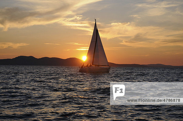 Sonnenuntergang am Meer  Segelschiff  Zadar  Republik Kroatien  Europa