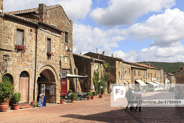 Der Palazzo Pretorio  13. Jahrhundert  auf der linken Seite  Straße und Touristen im mittelalterlichen Dorf Sovana  Provinz Grosseto  Toskana  Italien  Europa
