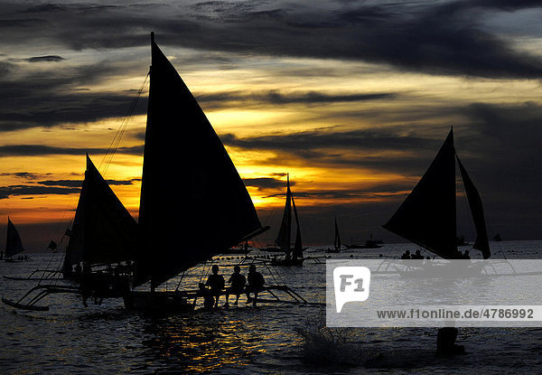 Segelschiffe bei Sonnenuntergang  Boracay  Philippinen  Pazifischer Ozean