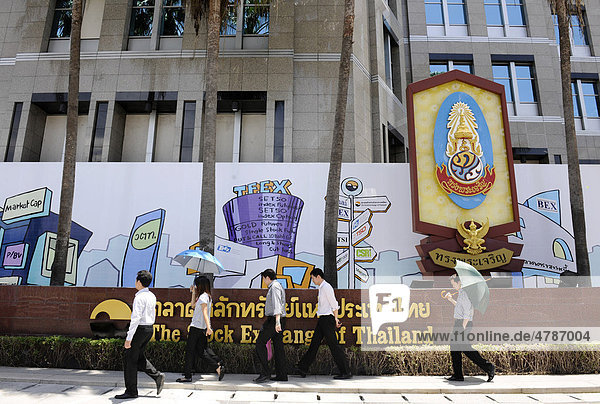 Banker gehen vor der Börse  Stock Exchange Thailand  Bangkok  Thailand  Asien