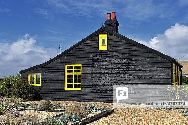 Prospect Cottage  gehörte einst dem verstorbenen Künstler und Filmemacher Derek Jarman  schwarz lackiertes Cottage  mit einem Gedicht an der Hauswand  ein Teil von John Donnes The Sunne Rising  Dungeness an der Küste von Kent  England  Großbritannien  Europa