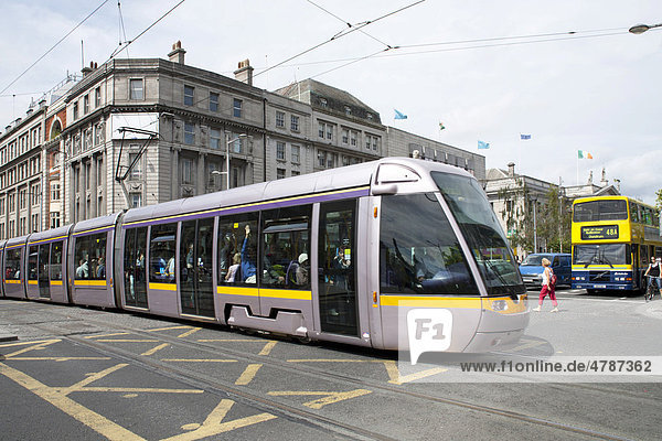 Straßenbahn Luas in der O'Connell Street  Dublin  Republik Irland  Europa
