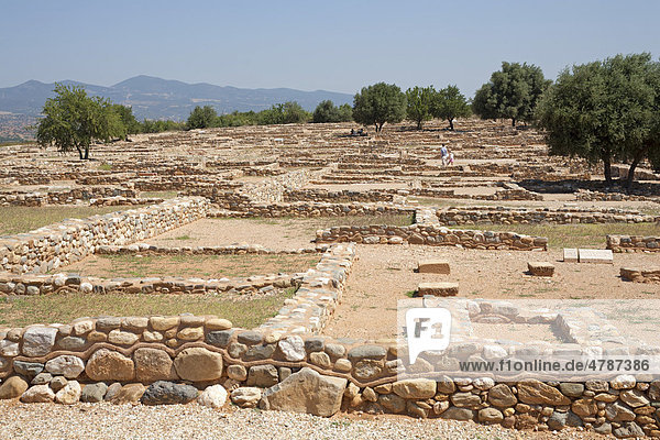 Antike Mauerreste in der Ausgrabungsstätte Olynthos auf der Halbinsel Chalkidiki  Makedonien  Griechenland  Europa