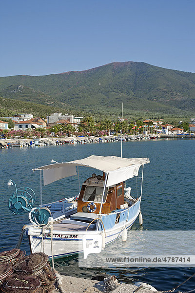 Fischerboot im Hafen von Skala Kallirachis auf der Insel Thassos  Makedonien  Griechenland  Europa