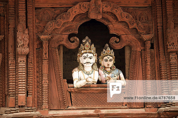 Bemalte Holzschnitzerei von Götterpaar aus Fenster schauend  Durbar Square  Kathmandu  Nepal  Asien