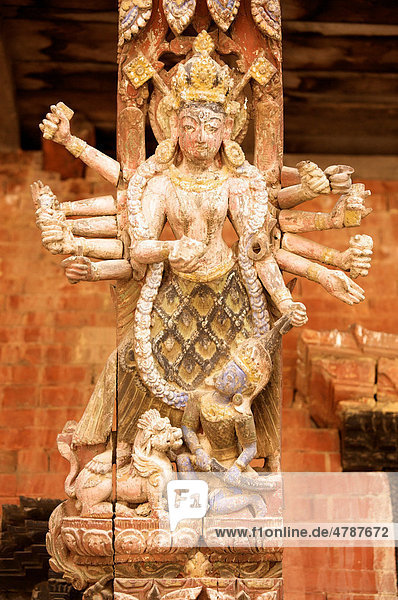 Holzschnitzerei von hinduistischem Gott Shiva mit zwölf Armen und verblichenen Farben vor Tempel  Durbar Square  Kathmandu  Nepal  Asien