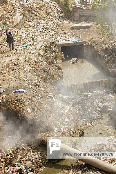 Brennender Müll  der im heiligen Fluss Bagmati entsorgt wurde  Kathmandu  Nepal  Asien