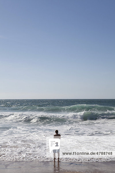 Mann betrachtet Wellen im Atlantik  Praia da Adraga  Almocageme  Sintra  Region Lissabon  Portugal  Europa