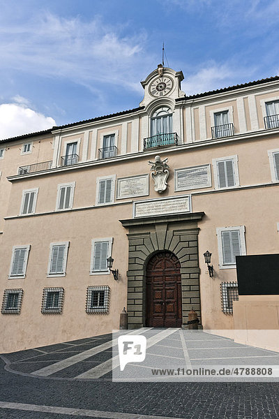 Die vordere Fassade des päpstlichen Sommerpalasts  Architekt Carlo Maderno  in Castel Gandolfo  Latium  Italien  Europa