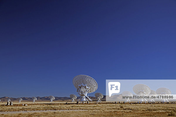 Das Very Large Array Radioteleskop besteht aus 27 großen Parabolantennen  National Radio Astronomy Observatory Forschungsorganisation  Ebene von San Agustin in Datil  New Mexico  USA  Amerika