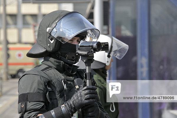 Polizist mit Videokamera filmt den Einsatz seiner Kollegen bei einem NPD-Aufmarsch in Ulm  Baden-Württemberg  Deutschland  Europa