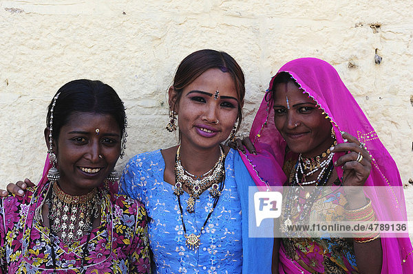 Drei junge Inderinnen mit Schmuck und Sari  Jaisalmer  Wüste Thar  Rajasthan  Indien  Asien