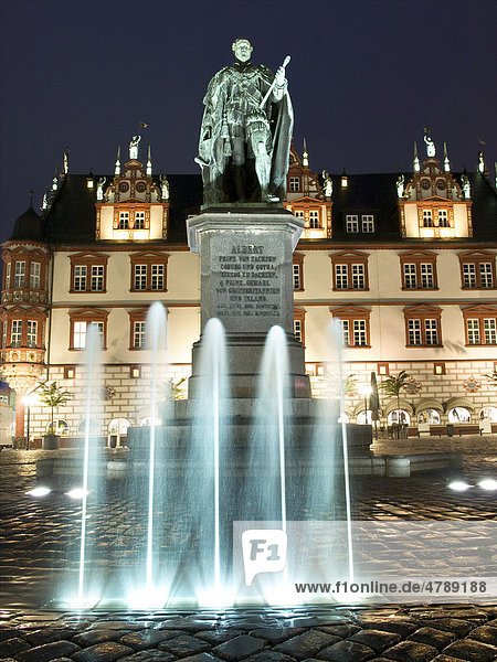 Prinz Albert Denkmal auf dem Marktplatz  Coburg  Franken  Bayern  Deutschland  Europa