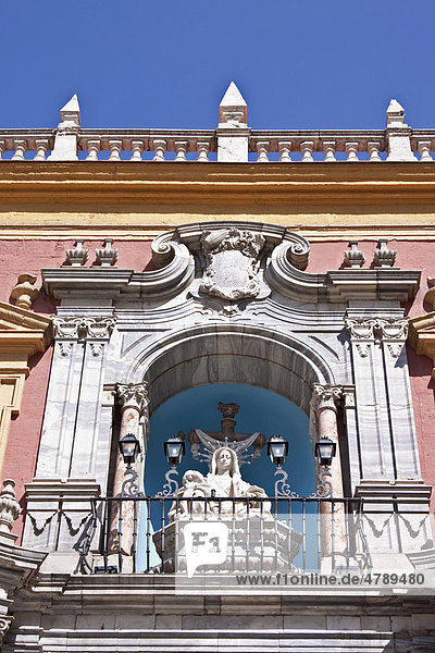 Bischofspalast  18. Jahrhundert  im oberen Teil seiner Fassade steht in einer Mauernische ein Bildnis der Jungfrau Virgen de las Angustias  Palacio Episcopal  Malaga  Andalusien  Spanien  Europa