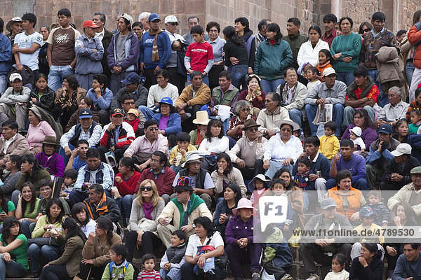 Peruvian spectators  Plaza de Armas  Cusco or Cuzco  Peru  South America