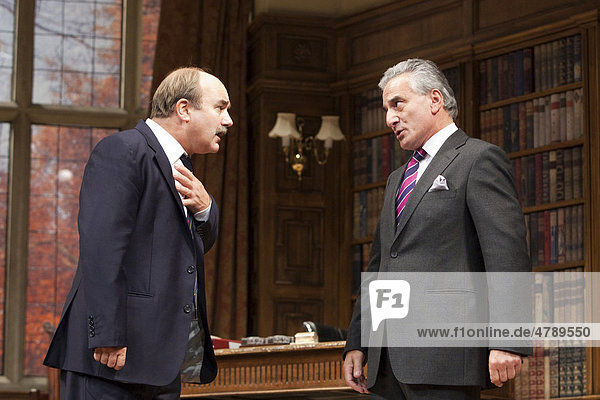 Theaterstück politische Komödie Yes Prime Minister mit David Haig und Henry Goodman Gielgud Theatre London England Großbritannien Europa