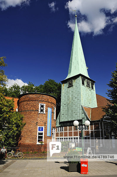 St. Petri und Pauli Kirche und Hasse-Haus in der Alten Holstenstraße in Bergedorf  Hamburg  Deutschland  Europa
