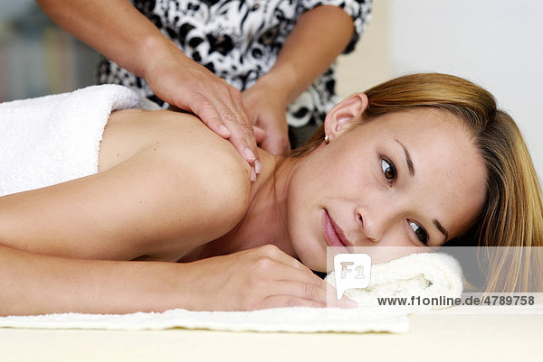 Junge Frau bei Massagebehandlung