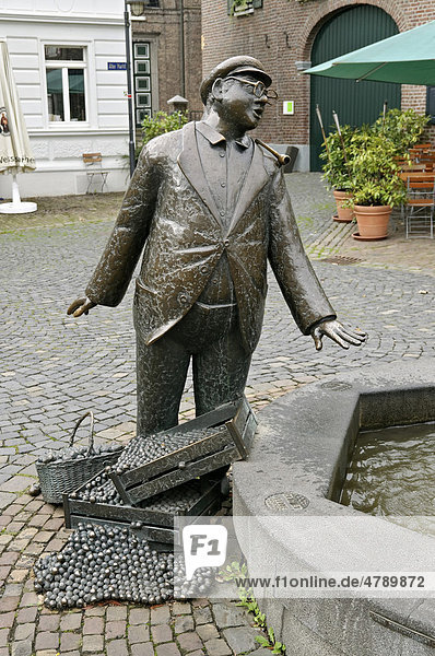 Bronzefigur von Bildhauer Michael Franke am Marktbrunnen  in Meerbusch Lank-Latum  Nordrhein-Westfalen  Deutschland  Europa